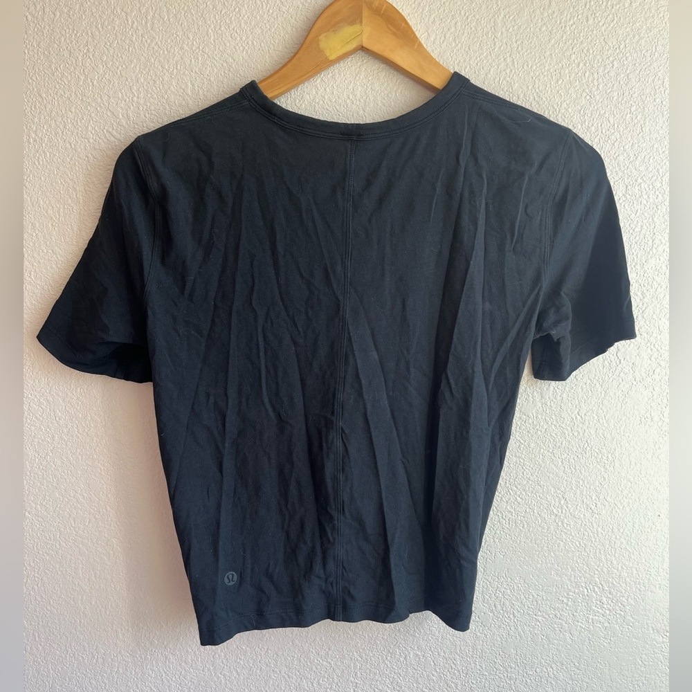 lululemon athletica Black Crescent Tee Short Sleeve Twist Front Activewear Sz 2 - Picture 5 of 6